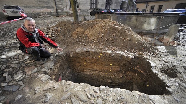Na zámku v Telči se už měsíc pracuje na archeologickém průzkumu. Objevit se podařilo množství keramických střepů, železných kování, ale třeba i lidské kosterní pozůstatky nebo tereziánský tolar.