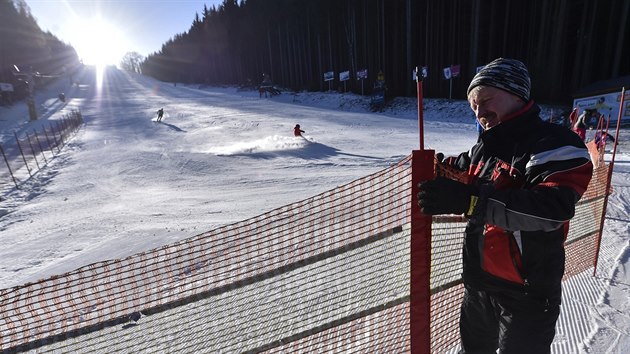 Pavel Havlíček (na snímku) provozuje lyžařský areál ve Zborné. I on musel řešit nepříjemnosti.
Oprava lana u vleku, které někdo přeťal úmyslně, stála téměř 90 tisíc korun. Zaplatilo ji město.