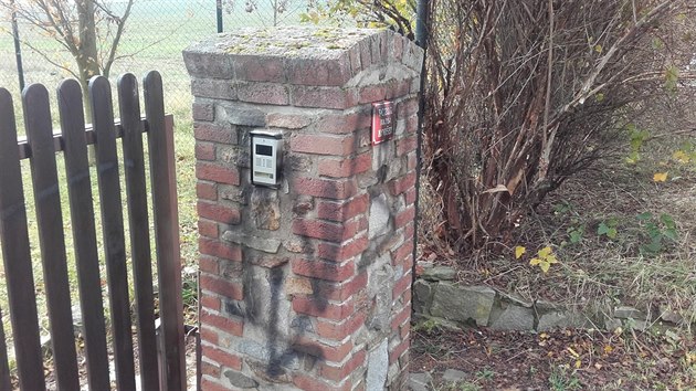 U náměstka primátora Vratislava Výborného řádil sprejer. Pomaloval bránu před domem na okraji Jihlavy.
