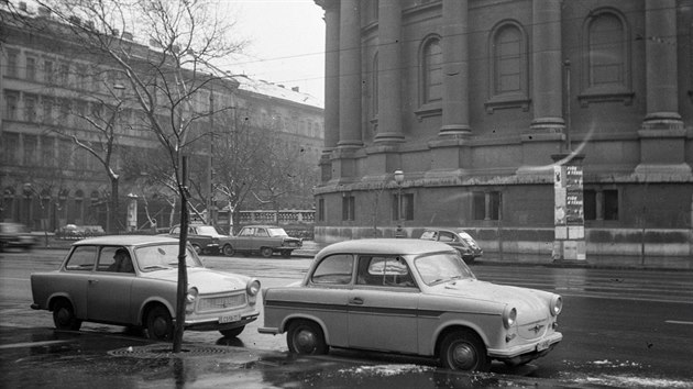 Vlevo Trabant 601, vpravo Trabant 600