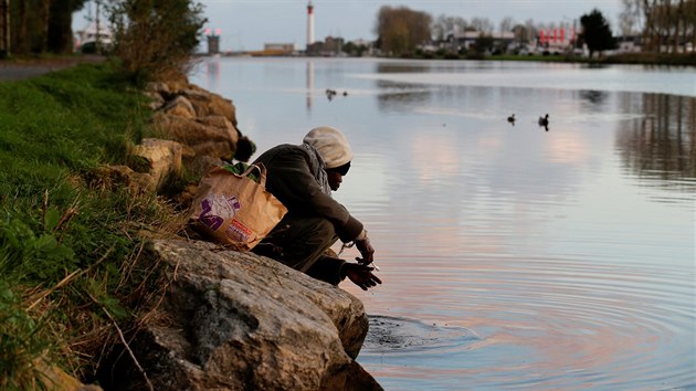 Jeden ze sdnskch uprchlk ve francouzskm mst Ouistreham (30. jna 2017)