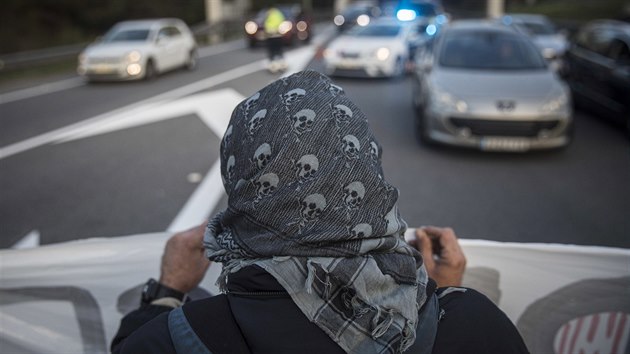 Demonstranti zablokovali nkter silnice na severovchod panlska, ochromeny jsou i trasy do Francie. V Katalnsku se stvkuje (8. listopadu 2017)