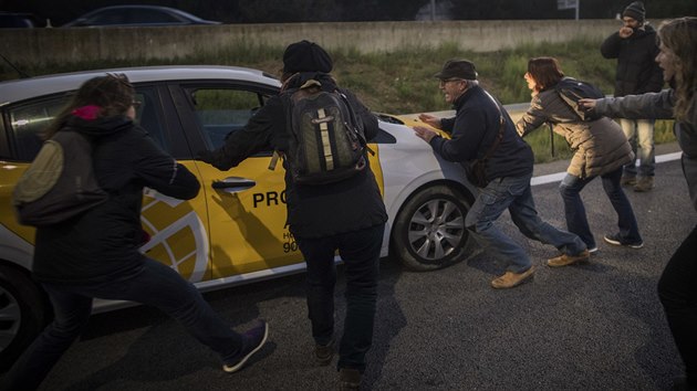 Demonstranti zablokovali nkter silnice na severovchod panlska, ochromeny jsou i trasy do Francie. V Katalnsku se stvkuje (8. listopadu 2017)