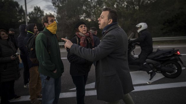 Demonstranti zablokovali nkter silnice na severovchod panlska, ochromeny jsou i trasy do Francie. V Katalnsku se stvkuje (8. listopadu 2017)