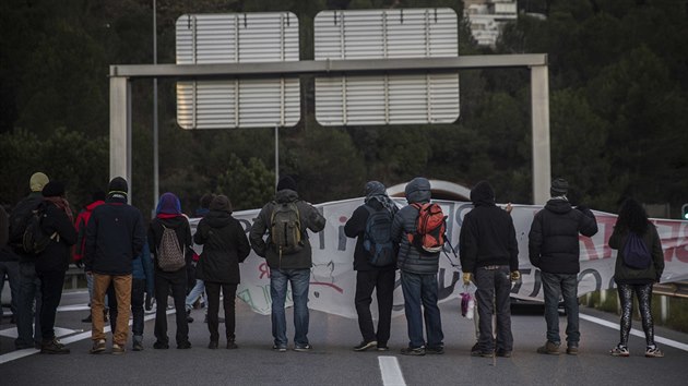 Demonstranti zablokovali nkter silnice na severovchod panlska, ochromeny jsou i trasy do Francie. V Katalnsku se stvkuje (8. listopadu 2017)