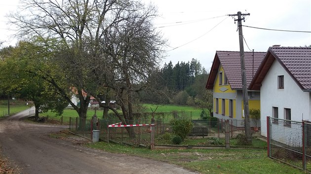 Na kraji obce, která je místní částí Přibyslavi, spadl smrk na elektrické vedení. Shodil ho prudký poryv větru. Energetici místo opáskovali.
