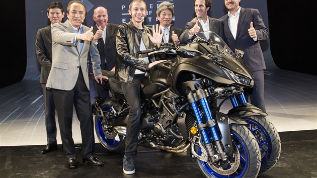 Na pódium milánské výstavy nám tento stroj přijel představit miláček italského publika, jezdec MotoGP Valentino Rossi.