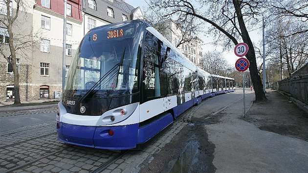 Tlnkov housenka o dlce 31 metr pepravuje lidi v lotysk metropoli Riga.
