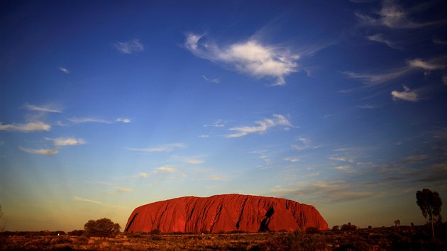 Posvtn hora Uluru bude od roku 2019 nepstupn turistm, prosadili to Austrlci.