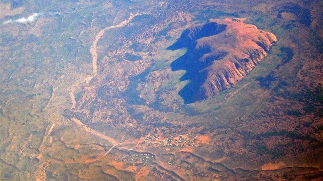 Posvtn hora Uluru bude od roku 2019 nepstupn turistm, prosadili to Austrlci.