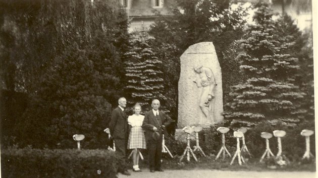 Původní podoba pomníku, v jehož středu byla dominantní socha plačící matky a okolo ní desky se jmény padlých.
