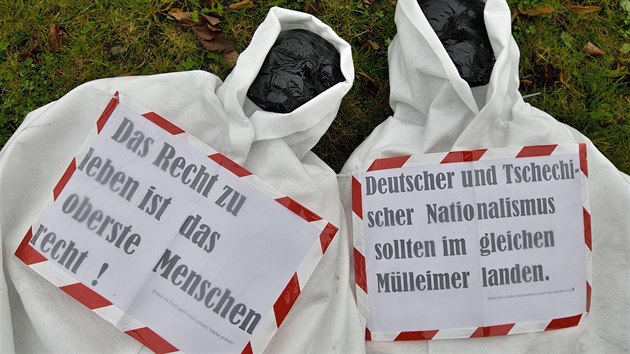 Nápisy na maketách naznačují, že tvůrci instalace vyjadřují sympatie k zabitým Němcům.