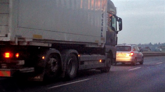 Nedodržování bezpečného odstupu je velkým nešvarem na českých silnicích.