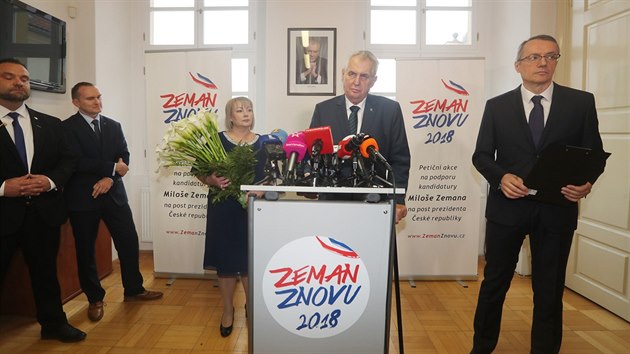 Prezident Miloš Zeman a jeho manželka Ivana vystoupili na tiskové konferenci k Zemanově kandidatuře do prezidentských voleb.