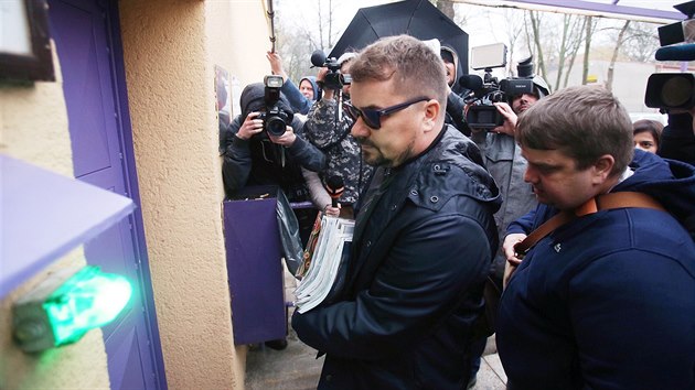 Lobbista Marek Dalík přichází do věznice v pražské Ruzyni. Pětiletý trest dostal za podvod v souvislosti s nákupem vojenských vozidel Pandur. (6. listopadu 2017)