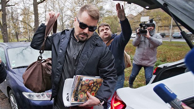 Lobbista Marek Dalík přijíždí k věznici v pražské Ruzyni. Pětiletý trest dostal za podvod v souvislosti s nákupem vojenských vozidel Pandur. (6. listopadu 2017)