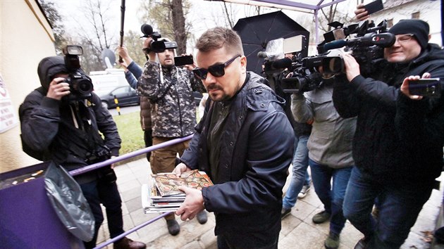 Lobbista Marek Dalík přichází do věznice v pražské Ruzyni. Pětiletý trest dostal za podvod v souvislosti s nákupem vojenských vozidel Pandur. (6. listopadu 2017)
