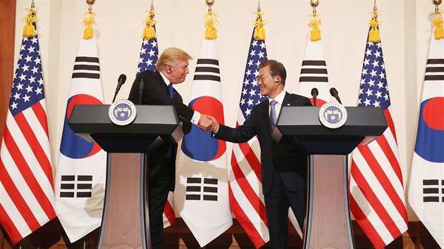Jin Korea je druhou zastvkou Trumpovy asijsk cesty. Setkal se zde s prezidentem Mun e-inem. (7. listopadu 2017)