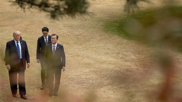 Jin Korea je druhou zastvkou Trumpovy asijsk cesty. Setkal se zde s prezidentem Mun e-inem. (7. listopadu 2017)