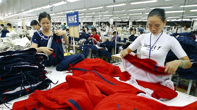 Sportovní boty a oblečení se šijí například v továrně ve vietnamském Ho Či Minově Městě.