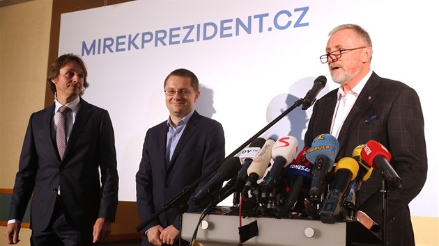 Mirek Topolnek na tiskov konferenci ke sv kandidatue v prezidentskch volbch v lednu 2018. (7. listopadu 2017)