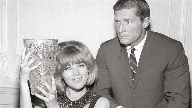 Olga Schoberová a Brad Harris na filmovém festivalu v Karlových Varech v červenci 1966. Následující rok se vzali.
