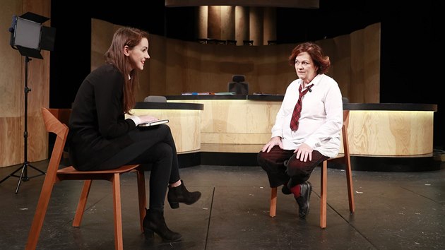 Hereka Jitka Smutn (vpravo) pi rozhovoru s modertorkou poadu Za scnou Monikou Zavelovou