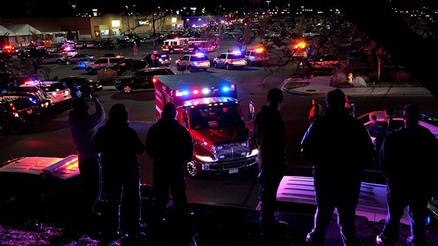 Svědci sledují zpovzdálí zásah policie v nákupním centru v americkém Thorntonu