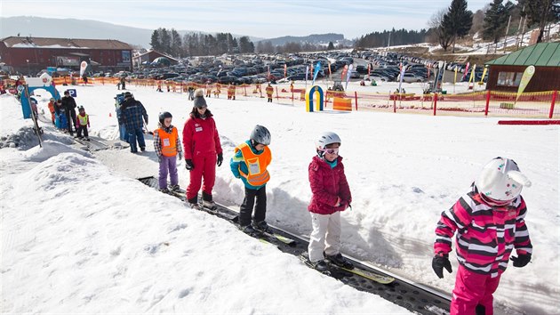 Děti se na Lipně v lyžařské školičce učí lyžovat už od tří let, s rodiči mohou nováčci trénovat ve Fox parku zdarma.