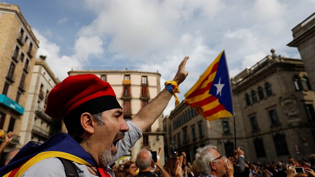 Na barcelonskou demonstraci na podporu obvinnho veden Katalnska pily tisce lid. Tamn radnice tak pijala usnesen, v nm odmtla madridskou sprvu autonomnho regionu.
 (2. listopadu 2017)