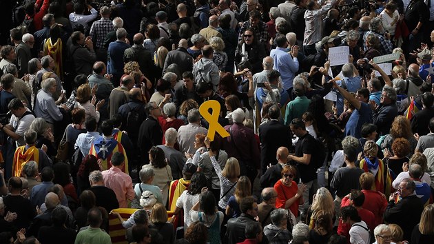 Na barcelonskou demonstraci na podporu obviněného vedení Katalánska přišly tisíce lidí. Tamní radnice také přijala usnesení, v němž odmítla madridskou správu autonomního regionu.
 (2. listopadu 2017)
