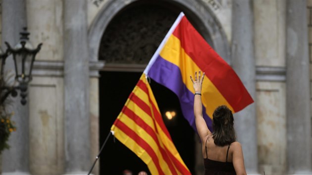 Příznivkyně nezávislosti Katalánska zdvihla čtyři prsty jako symbol čtyř pruhů na katalánské vlajce. Na demonstraci na podporu obviněného vedení Katalánska přišly v Barceloně tisíce lidí.
 (2. listopadu 2017)