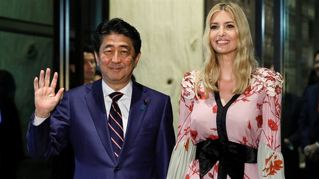 Dcera americkho prezidenta Donalda Trumpa Ivanka a japonsk premir inz Abe v Tokiu. (3. listopadu 2017)