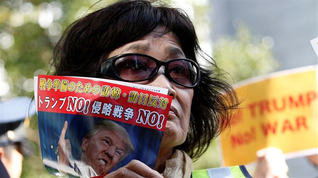 U americk ambasdy v Tokiu protestovali lid proti sttn nvtv americkho prezidenta Donalda Trumpa v Japonsku. (3. listopadu 2017)
