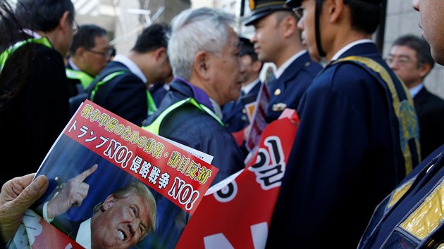 U americké ambasády v Tokiu se konal protest proti státní návštěvě amerického prezidenta Donalda Trumpa v Japonsku. (3. listopadu 2017)