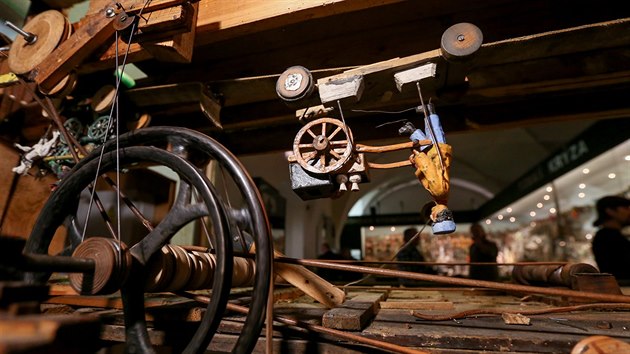 Technici obnovují unikátní Krýzovy jesličky v Muzeu Jindřichohradecka.