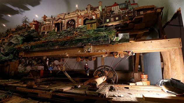 Technici obnovují Krýzovy jesličky v Muzeu Jindřichohradecka.