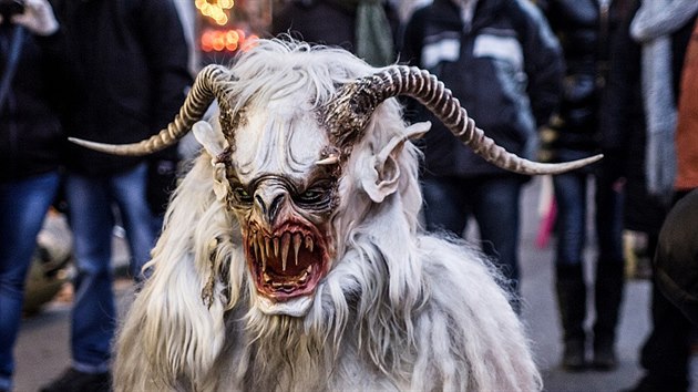 Kad rok se v Rakousku v listopadu a prosinci konaj tradin prvody ert, takzvan Krampuslauf, pi kterch se mstem prochzej erti s dsivmi kostmy za tisce eur, pyrotechnikou, povozy a incmi etzy. 