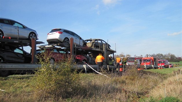 Nedaleko Uherskho Brodu shoel taha i s st nkladu v podob novch automobil (4. listopadu 2017).