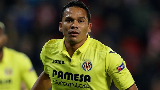 Kolumbijsk tonk Carlos Bacca z Villarrealu se raduje z glu proti Slavii v utkn Evropsk ligy v Edenu.