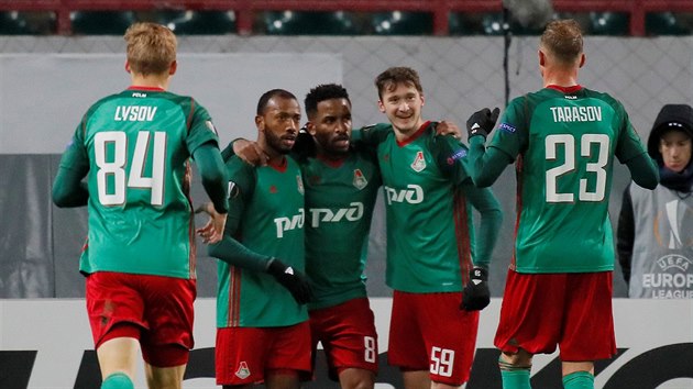 Fotbalist Lokomotivu Moskva se raduj z glu v utkn Evropsk ligy proti erifu Tiraspol.
