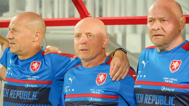 Treni fotbalov reprezentace ped utkn proti Islandu na turn v Kataru. Hlavn kou Karel Jarolm (uprosted), asistenti Miroslav Koubek (vpravo) a Boris Ko.