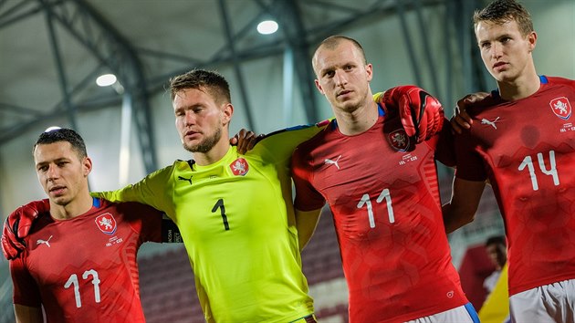 Fotbaloví reprezentanti Suchý (zleva), Vaclík, Krmenčík a Jankto při státní hymně před duelem proti Islandu v Kataru.