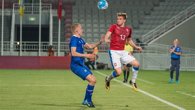 esk zlonk Jan Kopic (vpravo)  v ppravnm utkn v Kataru proti Islandu.