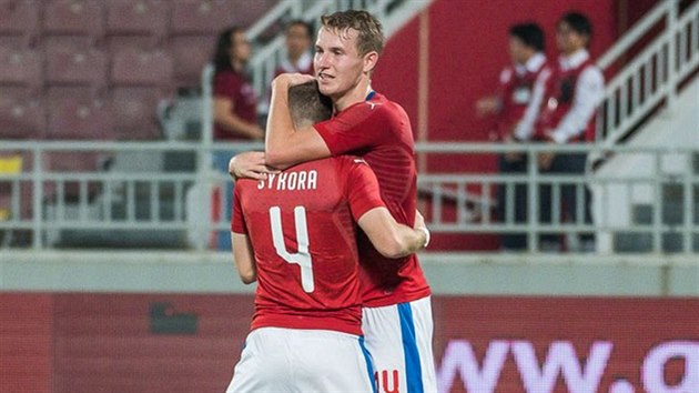 Český záložník Jan Sýkora se spoluhráčem Jakubem Janktem se radují z gólu v přípravném utkání proti Islandu na turné v Kataru.
