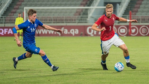 esk zlonk Antonn Bark (vpravo) v akci bhem ppravnho duelu proti Islandu na turn v Kataru. Zastavit se ho sna Sklason.