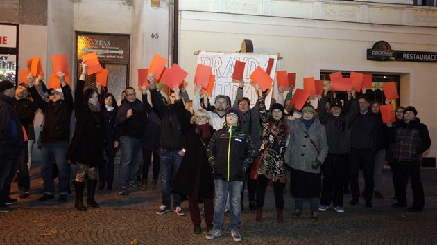 Zhruba třicet lidí protestovalo odpoledne v Lipníku nad Bečvou při setkání prezidenta Miloše Zemana s občany. (8. listopadu 2017)