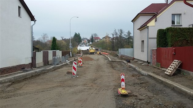 V Mrov ulici jsou hotov zemn prce a osazen obrubnky. Dokonit je poteba i most. Prce je jet dost, dodavatel na to ale maj u jen ti tdny.