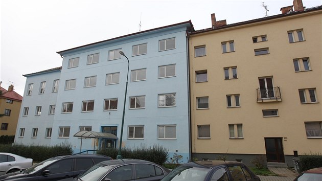 Policisté by se měli nastěhovat do tohoto domu ve Wolkerově ulici. Budovu stavělo ČSAD, později ji využívala Modeta a nakonec Česká správa sociálního zabezpečení.