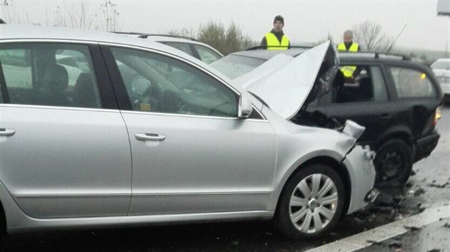 Na estnctm kilometru od Hradce Krlov smrem na Prahu se stala dopravn nehoda nkolika vozidel